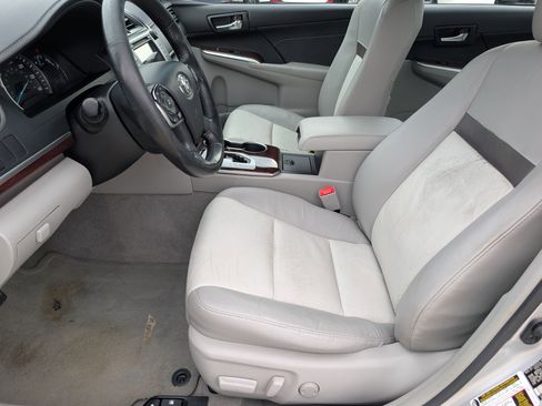 Used 2014 Toyota Camry XLE w/ Leather Package FWD image 9