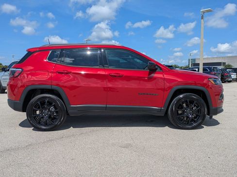 Used 2025 Jeep Compass Latitude w/ Convenience Group AWD/4WD image 4