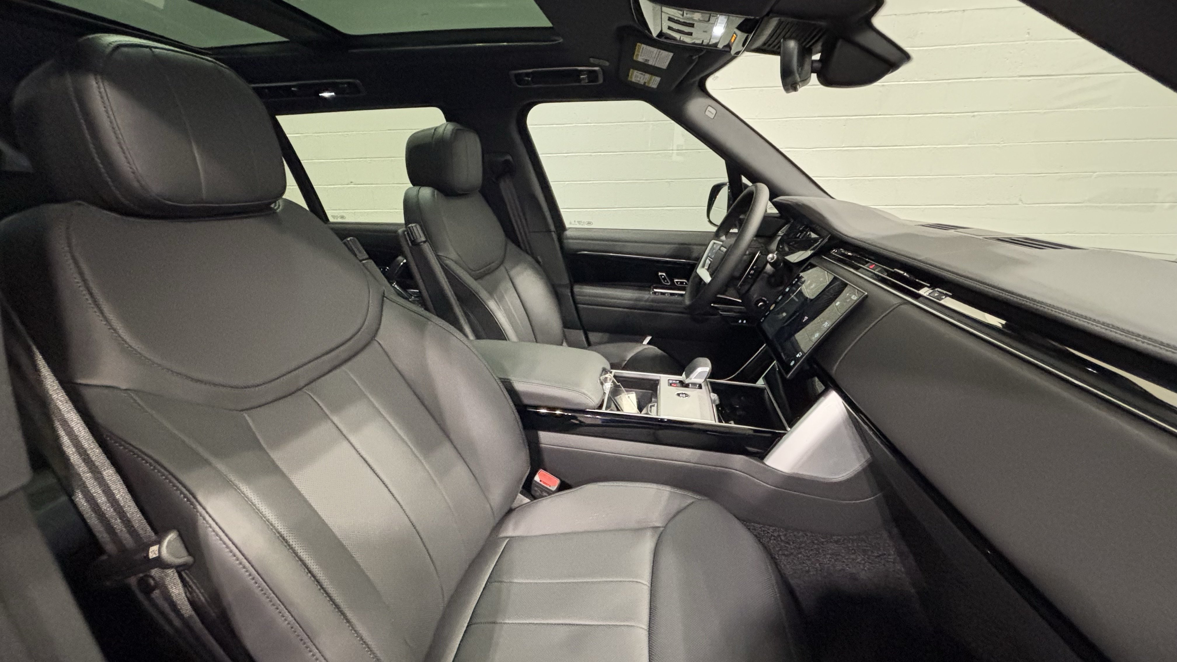 New 2026 Land Rover Range Rover Long Wheelbase SE AWD/4WD image 14