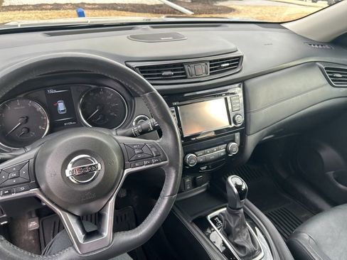 Used 2017 Nissan Rogue SL w/ SL Premium Package image 2