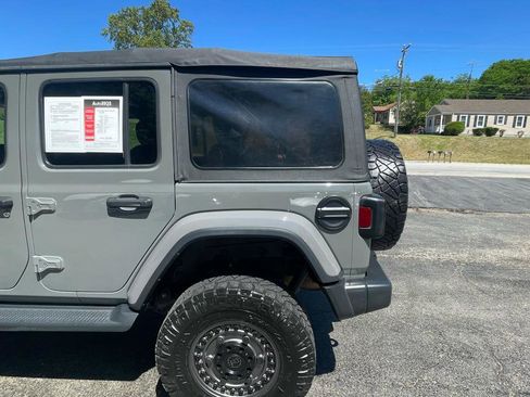 Used 2018 Jeep Wrangler Unlimited Sahara AWD/4WD image 5