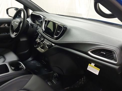 New 2026 Chrysler Pacifica Select image 29