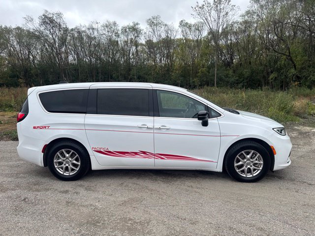 Used 2025 Chrysler Pacifica Select FWD image 12