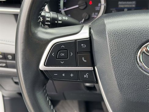 Used 2024 Toyota Highlander XLE image 11