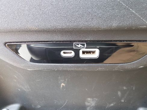 Used 2023 Chrysler Pacifica Limited FWD image 27