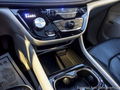 Used 2022 Chrysler Pacifica Limited w/ Uconnect Theater Family Group image 31