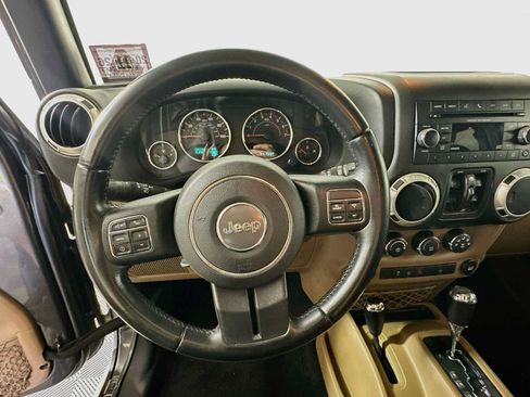 Used 2018 Jeep Wrangler Unlimited Sahara w/ Connectivity Group AWD/4WD image 9