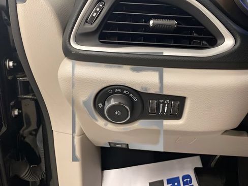 Used 2023 Chrysler Pacifica Touring-L FWD image 18