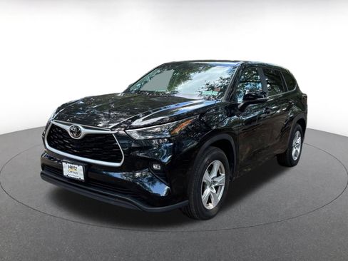 Used 2025 Toyota Highlander LE FWD image 3