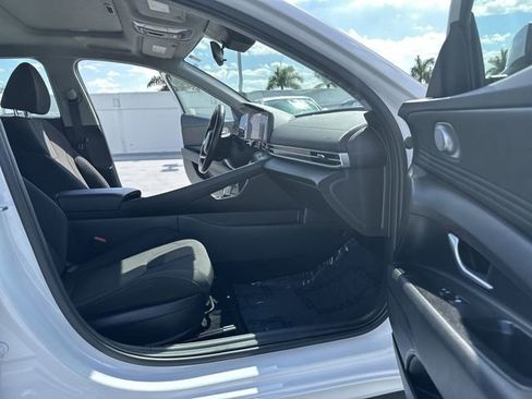 Used 2025 Hyundai Elantra SEL image 29