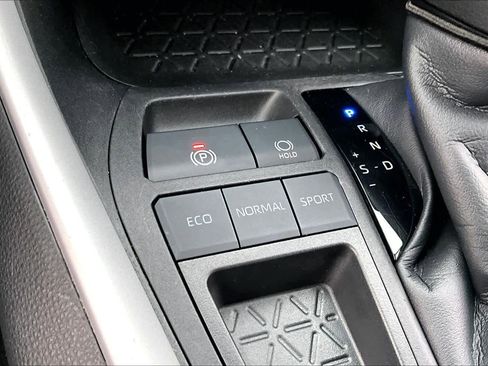 Used 2022 Toyota RAV4 LE image 32