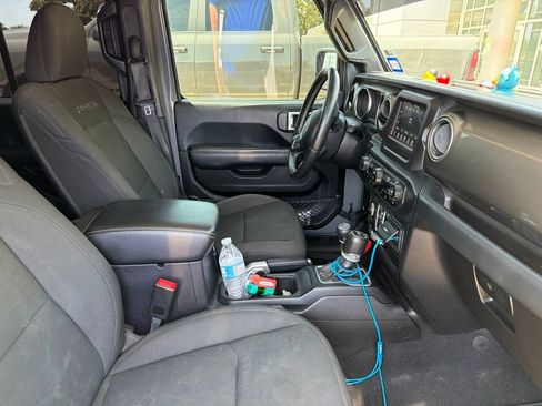 Used 2018 Jeep Wrangler Unlimited Sahara AWD/4WD image 24