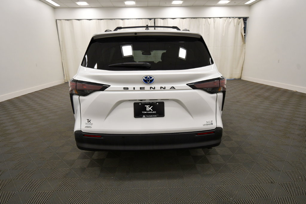 Used 2023 Toyota Sienna XLE AWD/4WD image 6