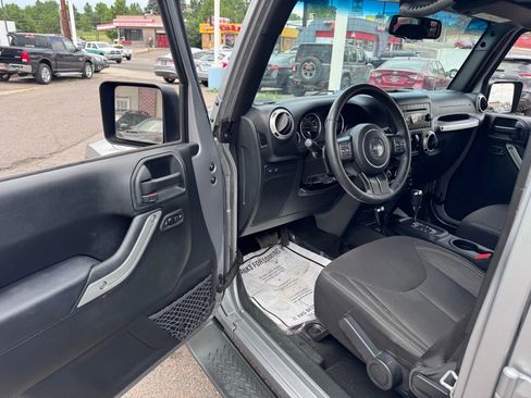 Used 2017 Jeep Wrangler Unlimited Rubicon w/ Connectivity Group image 11