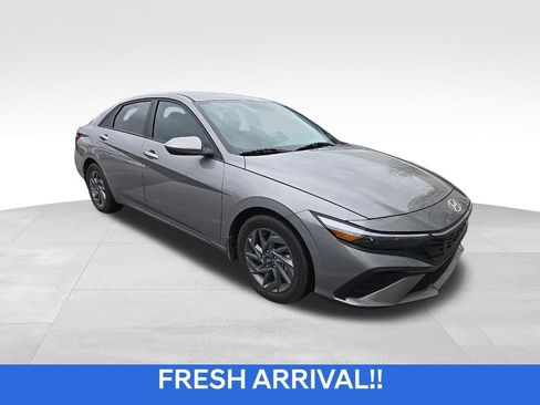 Used 2024 Hyundai Elantra SEL image 1