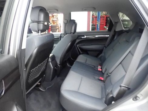 Used 2012 Kia Sorento LX w/ Convenience Pkg FWD image 12