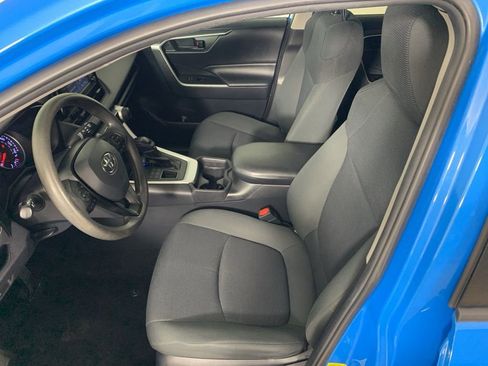 Used 2019 Toyota RAV4 LE w/ Carpet Mat Package image 28
