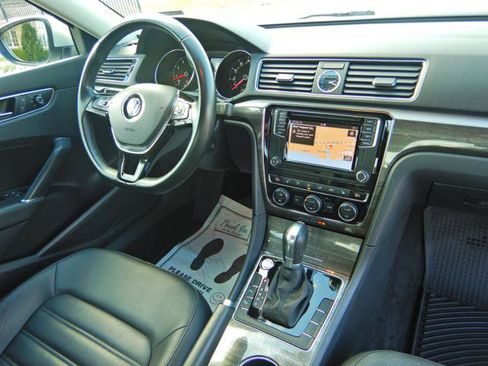 Used 2017 Volkswagen Passat 1.8T SEL Premium image 5