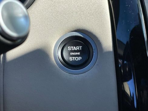 Used 2020 Land Rover Discovery SE image 30