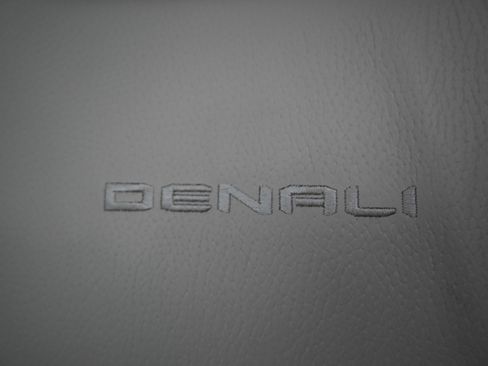 Used 2025 GMC Yukon Denali w/ Sun & Power Step Package image 5