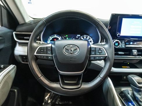 Used 2024 Toyota Highlander XLE AWD/4WD image 16