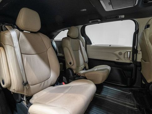 Used 2022 Toyota Sienna Limited image 40