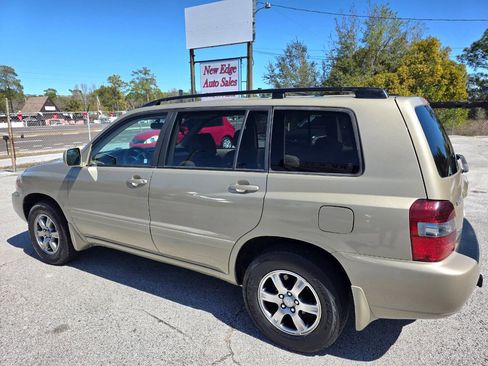 Used 2005 Toyota Highlander 4WD V6 w/ 3rd Row image 2