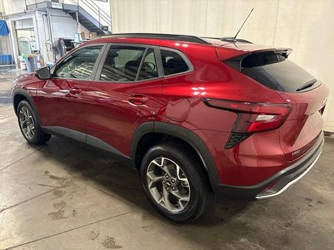 Used 2025 Chevrolet Trax LT FWD image 6