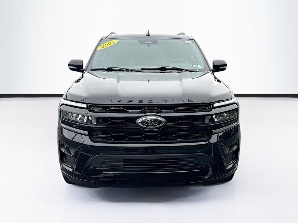 Used 2024 Ford Expedition Limited AWD/4WD image 2