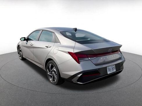 Used 2025 Hyundai Elantra SEL FWD image 11