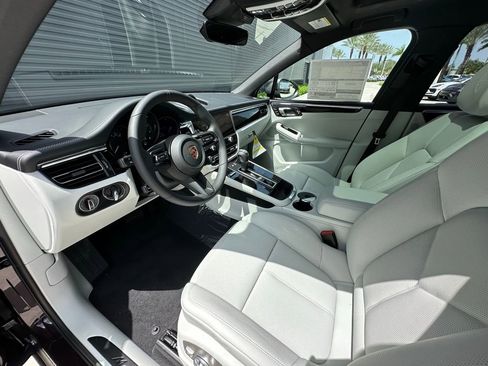 Certified 2025 Porsche Macan Turbo image 4
