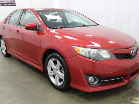 Used 2014 Toyota Camry SE image 3