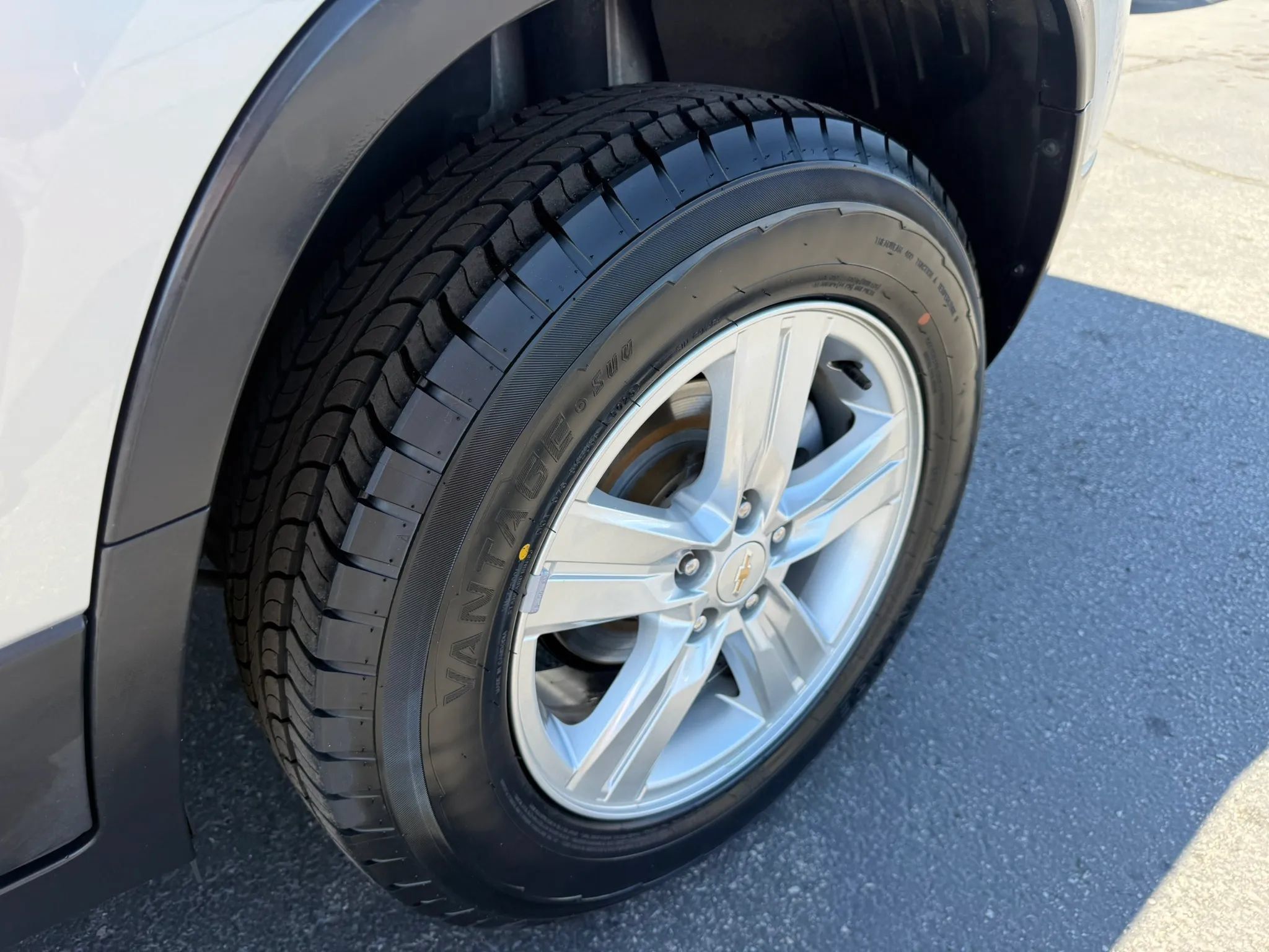 Used 2022 Chevrolet Trax LS w/ Tint and Cruise Package AWD/4WD image 28