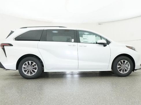 New 2026 Toyota Sienna XLE image 27