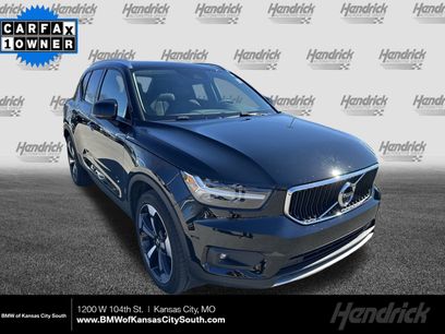 Used 2022 Volvo XC40 T5 Momentum w/ Premium Package