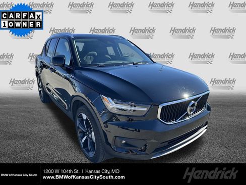 Used 2022 Volvo XC40 T5 Momentum w/ Premium Package image 1