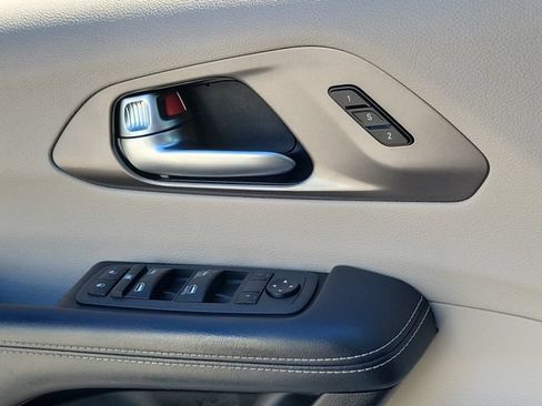 Used 2021 Chrysler Pacifica Touring-L FWD image 23