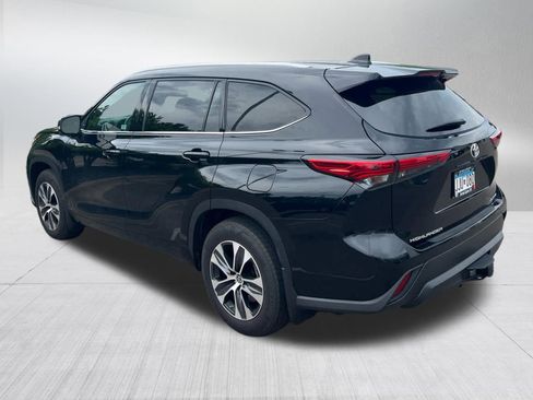 Used 2022 Toyota Highlander XLE AWD/4WD image 4