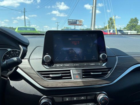 Used 2025 Nissan Altima 2.5 SV FWD image 18