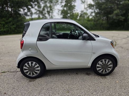 Used 2016 smart fortwo passion RWD image 7