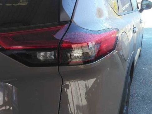 Used 2025 Nissan Rogue SV image 3