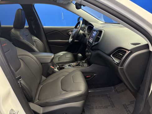 Used 2019 Jeep Cherokee Trailhawk AWD/4WD image 23