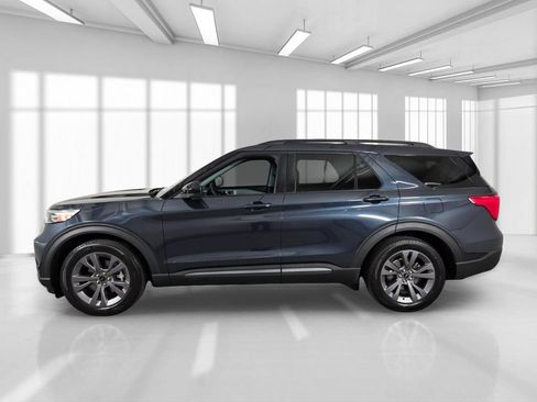 Used 2023 Ford Explorer XLT w/ Equipment Group 202A RWD image 4
