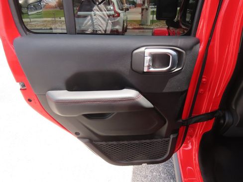 Used 2019 Jeep Wrangler Unlimited Rubicon w/ Cold Weather Group AWD/4WD image 19