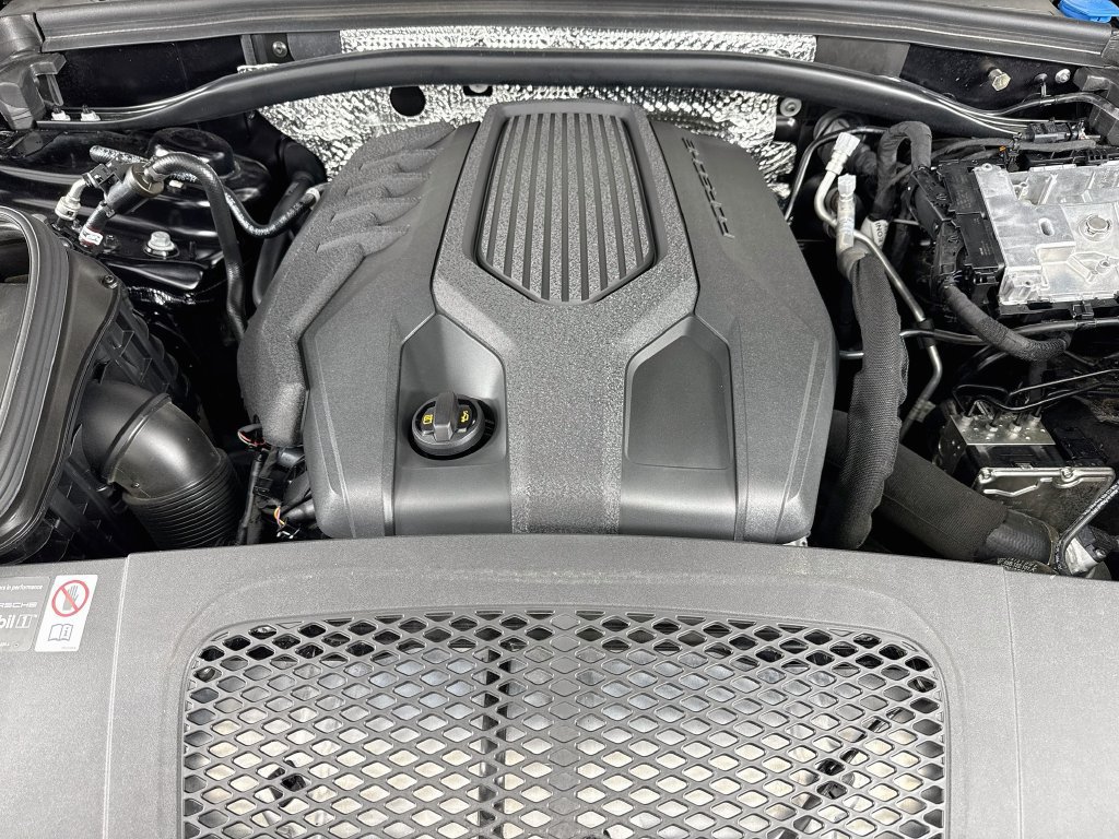 Certified 2025 Porsche Macan AWD/4WD image 32