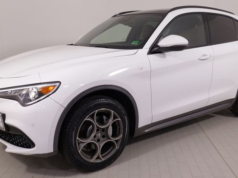 Used 2023 Alfa Romeo Stelvio Ti image 3