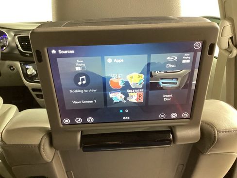 Used 2017 Chrysler Pacifica Touring-L Plus FWD image 36
