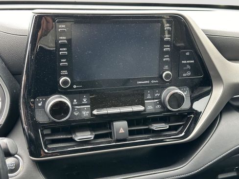 Used 2020 Toyota Highlander XLE image 11