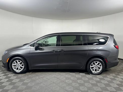 Used 2017 Chrysler Pacifica LX FWD image 2