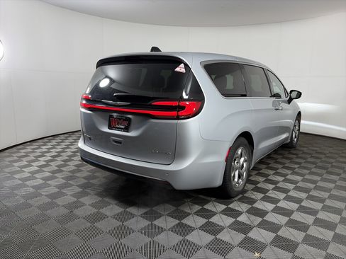 Used 2024 Chrysler Pacifica Limited image 22